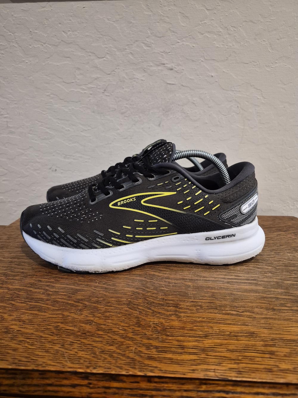 Brooks Glycerin 20 Athletic Running Shoes 
Men's Size US 9.5 Medium D